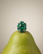 Pendientes refinados verde esmeralda con diseño delicado y femenino.