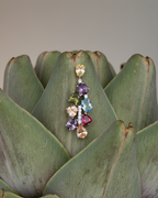Pendientes con movimiento y luz gracias a sus piedras multicolor en diferentes tallas.