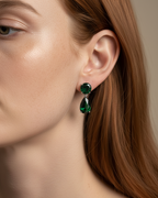 Pendientes verdes elegantes para mujer con un diseño sofisticado y favorecedor.