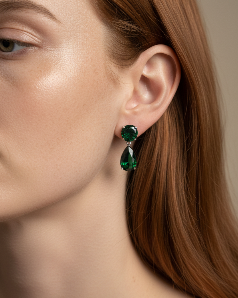 Pendientes verdes elegantes para mujer con un diseño sofisticado y favorecedor.