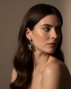 Pendientes multicolor con piedras brillantes en tonos aguamarina, amatista, champagne y rojo rubí.
