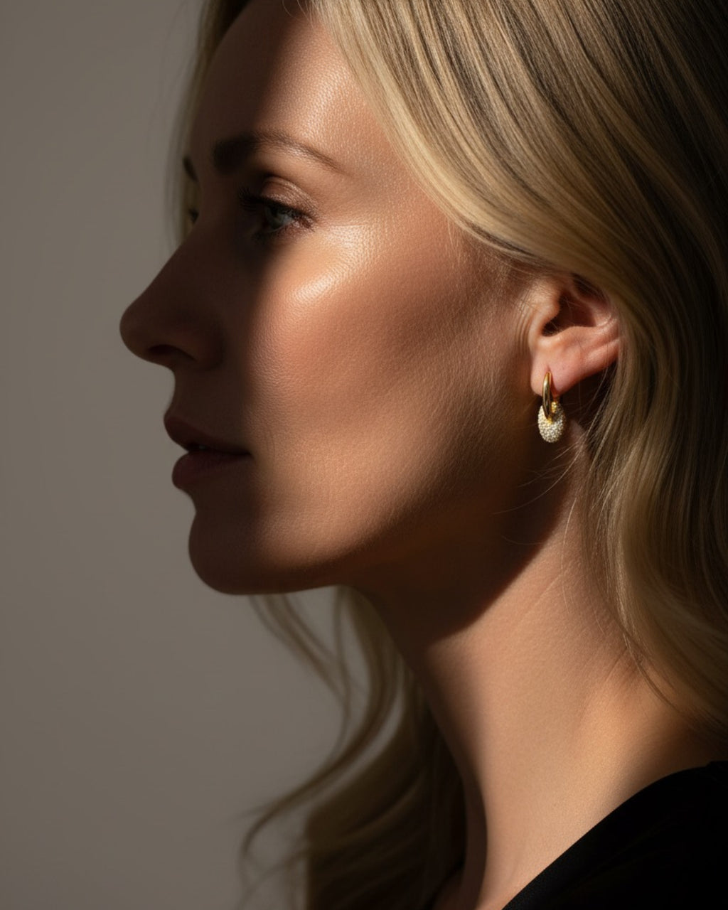 Pendientes multicolor con piedras blancas brillantes que aportan un estilo elegante.