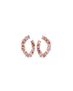Pendientes glam multicolor con acabado en oro rosa y piedras brillantes.