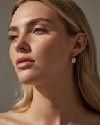 Pendientes multicolor con piedras blancas en talla circular que reflejan la luz con delicadeza.