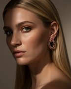 Pendientes sofisticados multicolor con acabado en oro rosa y pequeñas circonitas blancas.