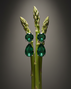 Pendientes MUSE con chapado en rodio blanco y piedras verdes de intenso brillo.