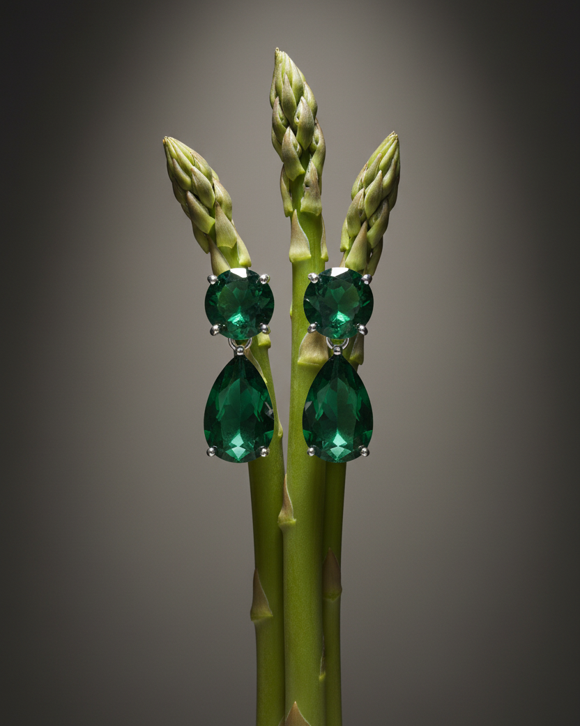 Pendientes MUSE con chapado en rodio blanco y piedras verdes de intenso brillo.