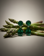 Pendientes verdes MUSE combinados en un look elegante para invitadas y ocasiones especiales | Sibela Studio