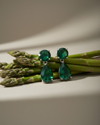 Pendientes MUSE verdes premium con acabado en rodio blanco y piedras de inspiración esmeralda.