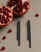 Pendientes negros GALEI de doble tira con piedras en talla esmeralda y diseño con movimiento.