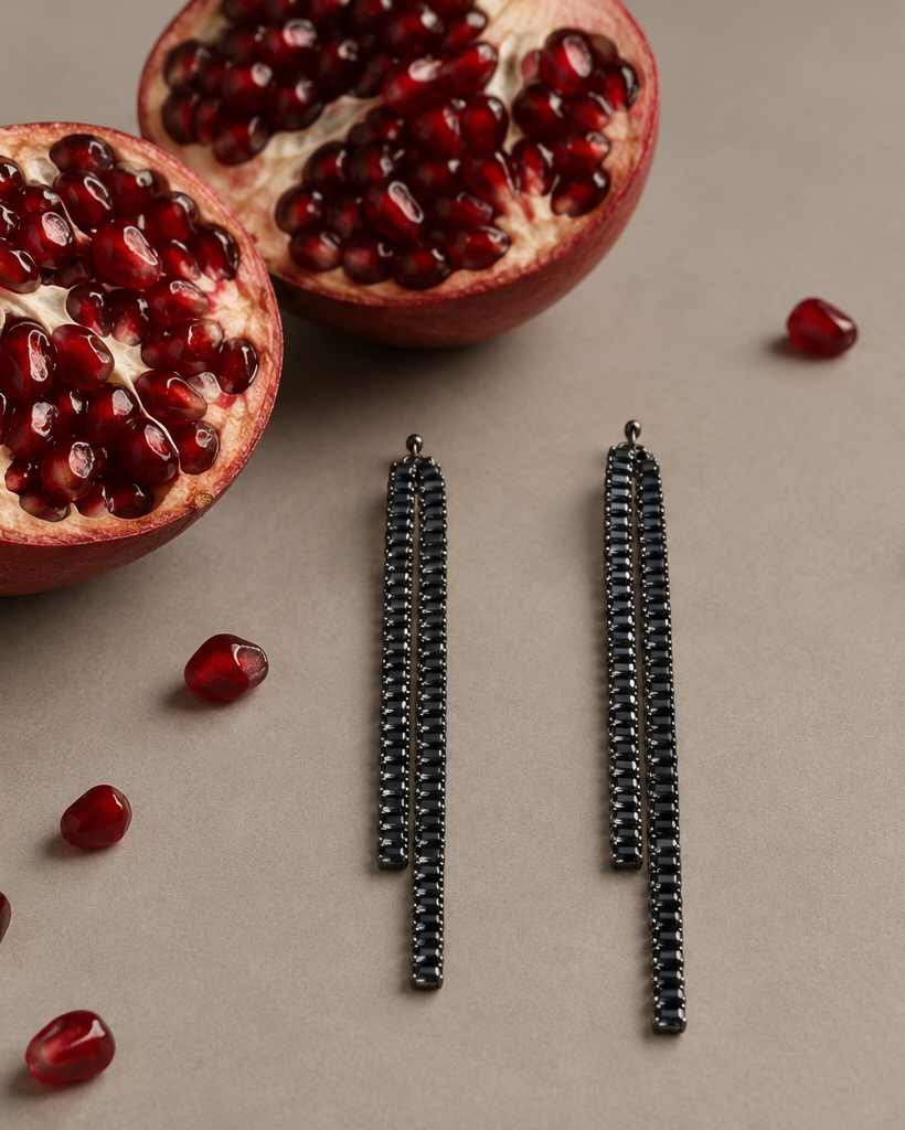 Pendientes negros GALEI de doble tira con piedras en talla esmeralda y diseño con movimiento.