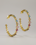 Pendientes con combinación de colores azul, rosa y champagne en piedras de talla circular, diseño fresco y luminoso.