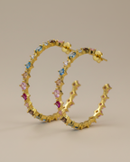 Pendientes multicolor Neppi con baño en oro de 18 quilates, composición de piedras en tonos azules, rosas y champagne que aportan luz y movimiento.