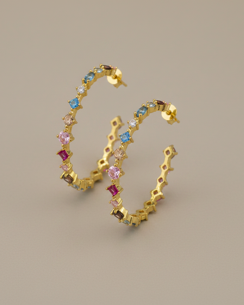 Pendientes de estilo elegante y moderno con piedras multicolor, ideales para elevar cualquier look.