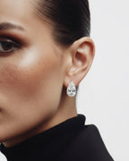 Pendientes Nino con brillo blanco intenso y diseño refinado y femenino.