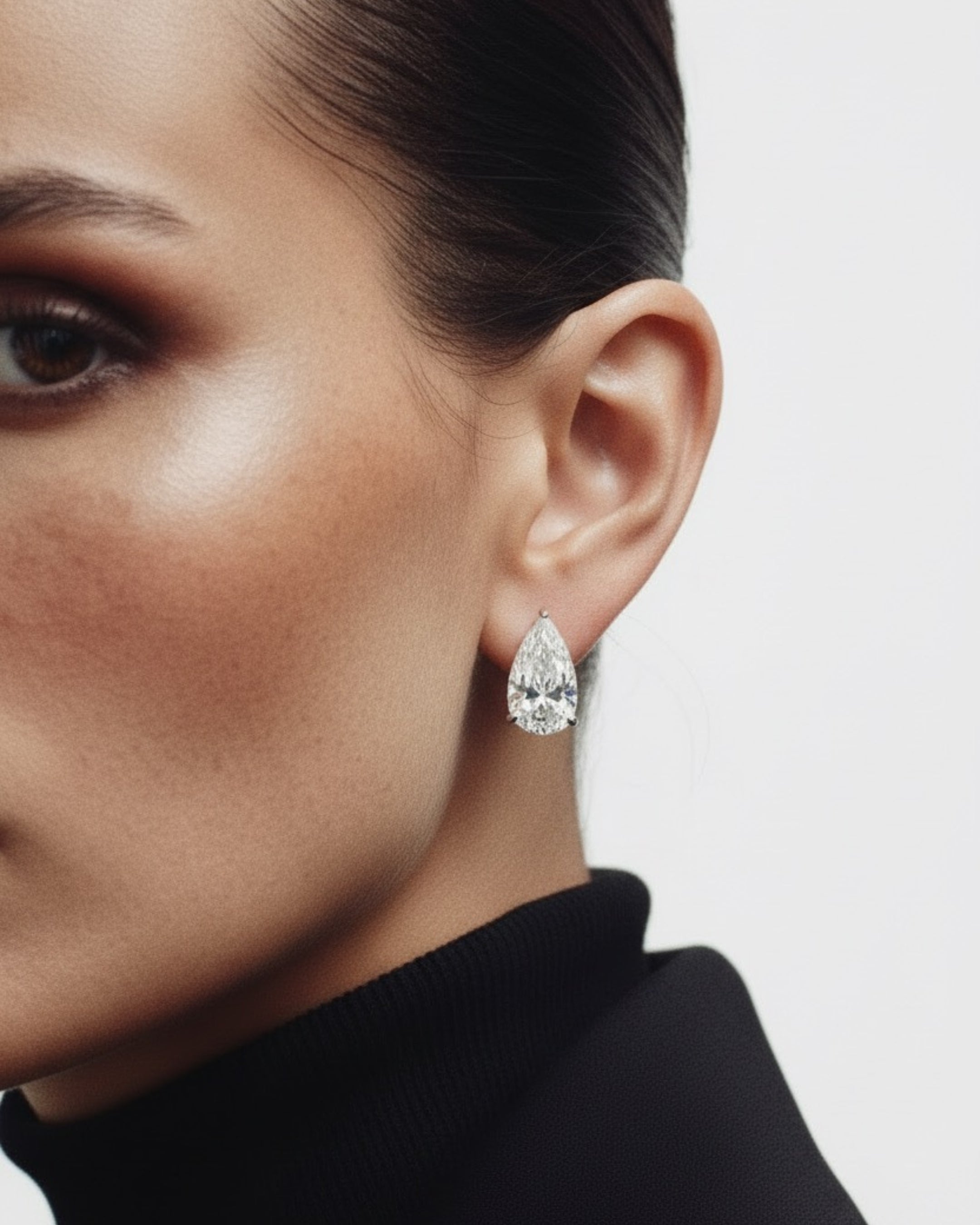 Pendientes Nino con brillo blanco intenso y diseño refinado y femenino.