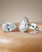 Pendientes glamour con gran piedra lágrima y acabado refinado en rodio.