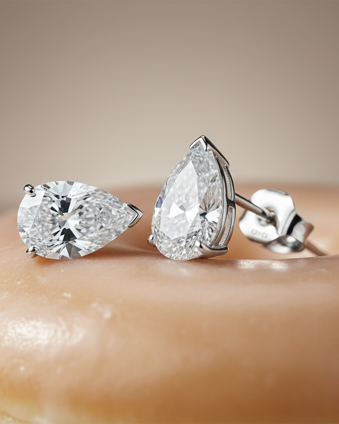 Pendientes glamour con gran piedra lágrima y acabado refinado en rodio.