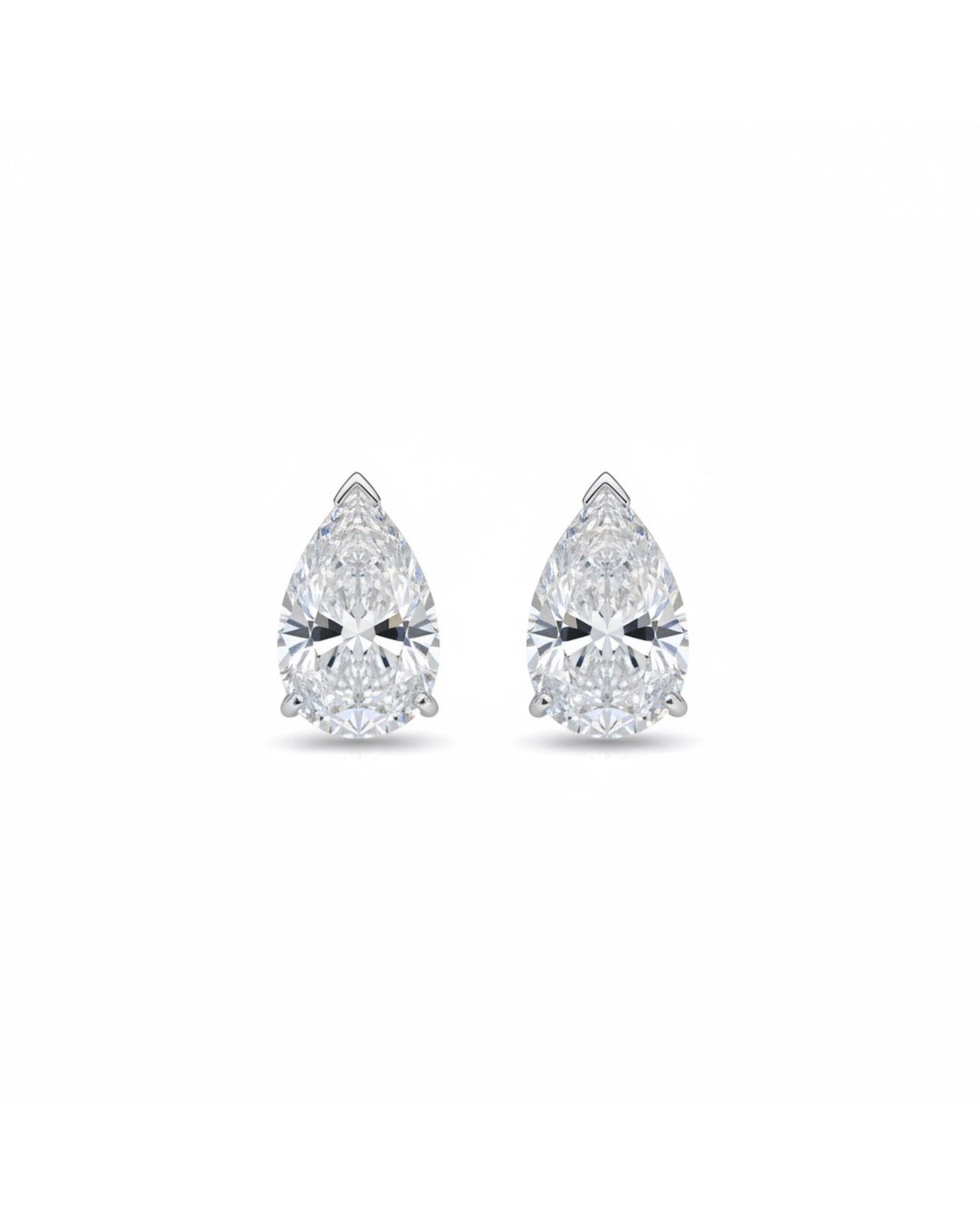Pendientes Nino con piedra blanca en talla lágrima y acabado elegante en rodio.