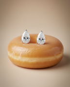 Pendientes Nino con lujo sutil, piedra blanca brillante y acabado refinado en rodio.