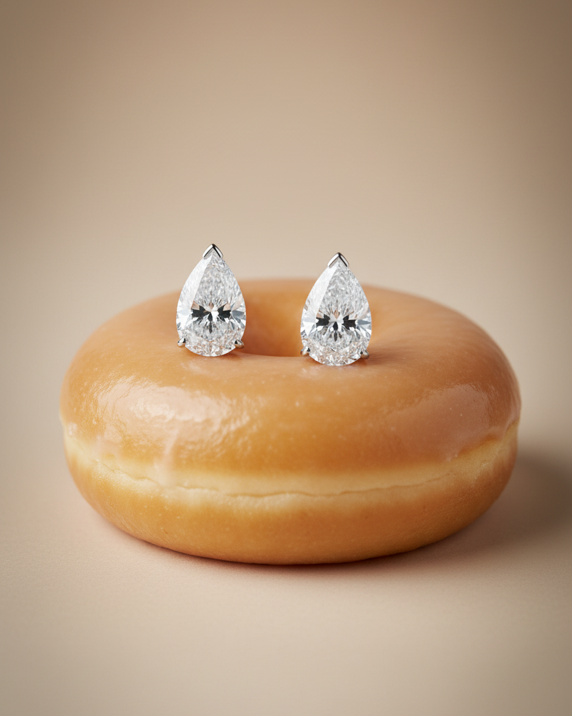 Pendientes Nino con lujo sutil, piedra blanca brillante y acabado refinado en rodio.