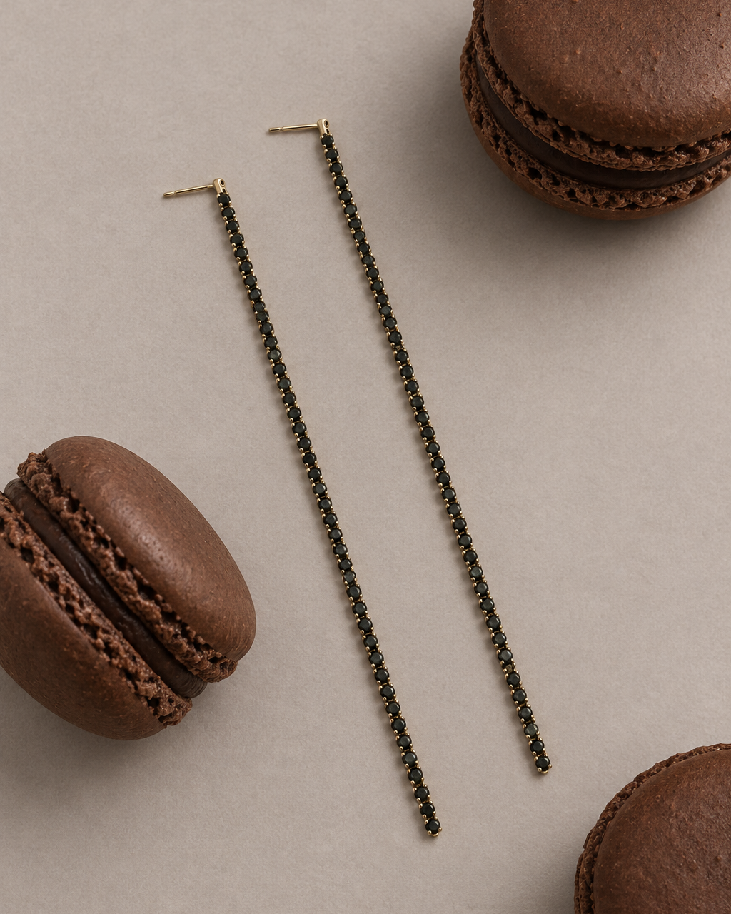 Pendientes NOVA largos con piedras verde oscuro para completar looks de noche.