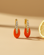 Pendientes Obelia Coral alegres y elegantes con acabado luminoso en oro amarillo.