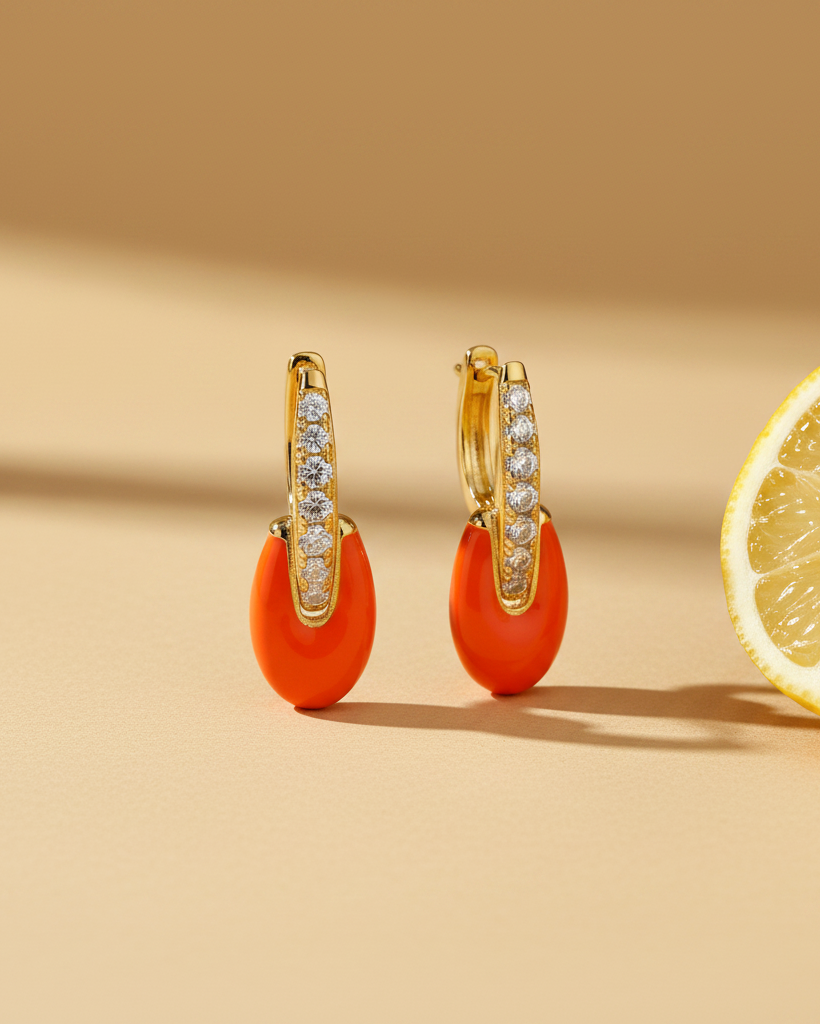 Pendientes Obelia Coral alegres y elegantes con acabado luminoso en oro amarillo.