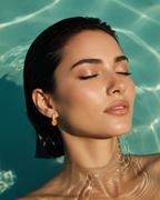 Pendientes Obelia Coral para mujer con esmalte coral y acabado elegante en oro amarillo.