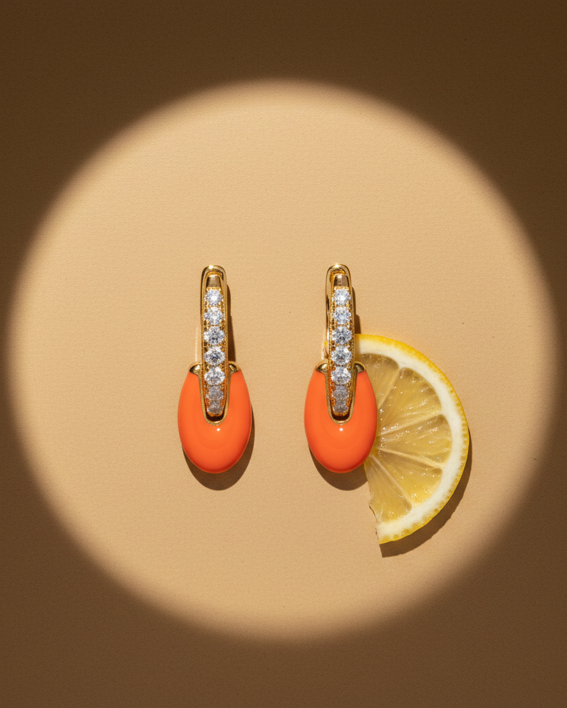 Pendientes elegantes coral con circonitas luminosas y diseño moderno.