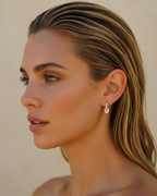 Pendientes elegantes rosa con circonitas luminosas y diseño moderno.