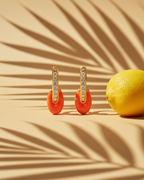 Pendientes luminosos coral con acabado en oro amarillo y diseño elegante.