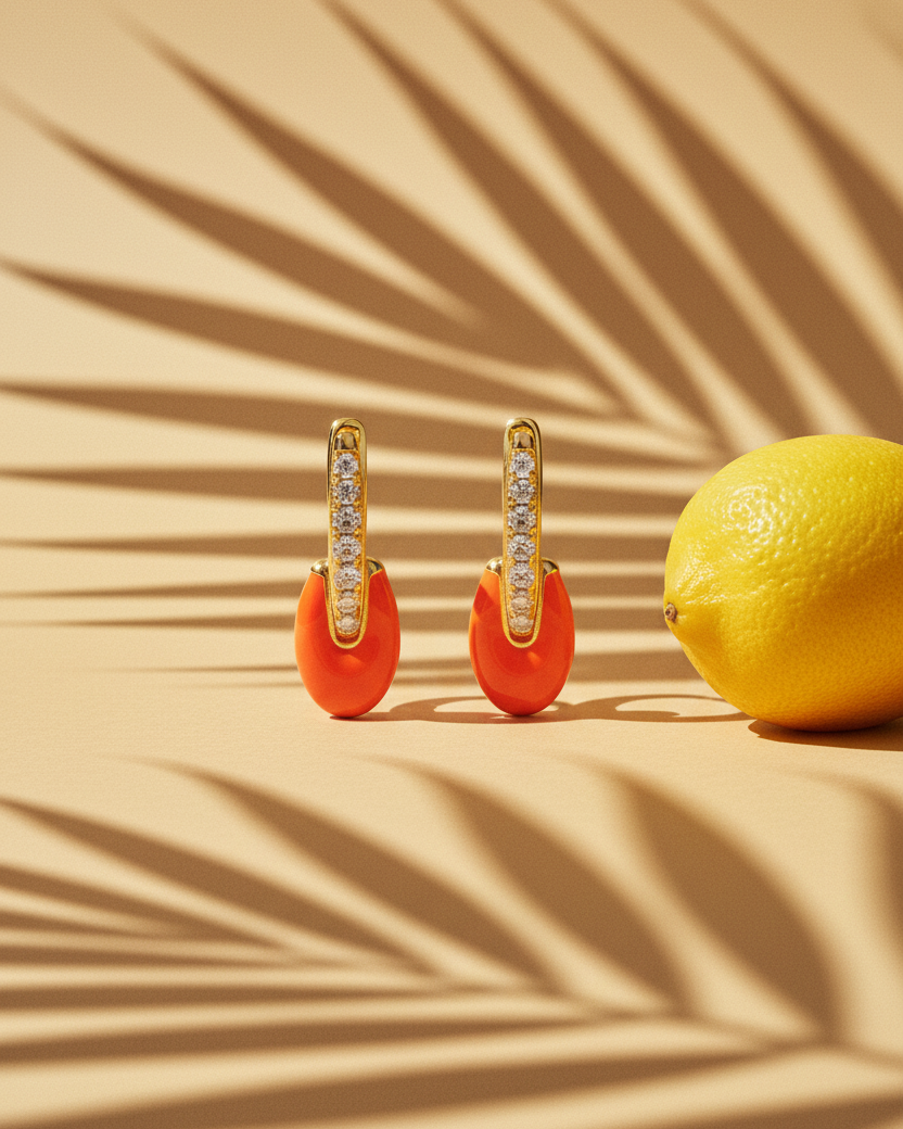 Pendientes luminosos coral con acabado en oro amarillo y diseño elegante.