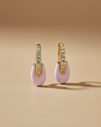 Pendientes luminosos rosa con acabado en oro amarillo y diseño elegante.