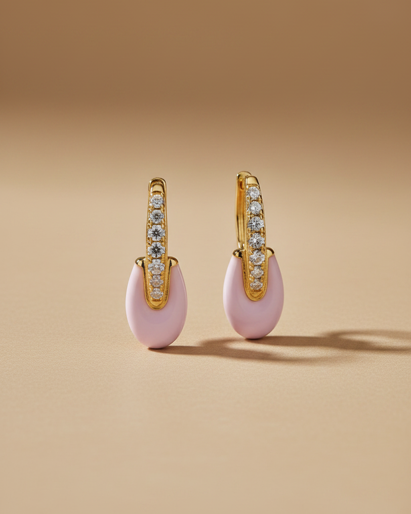 Pendientes luminosos rosa con acabado en oro amarillo y diseño elegante.