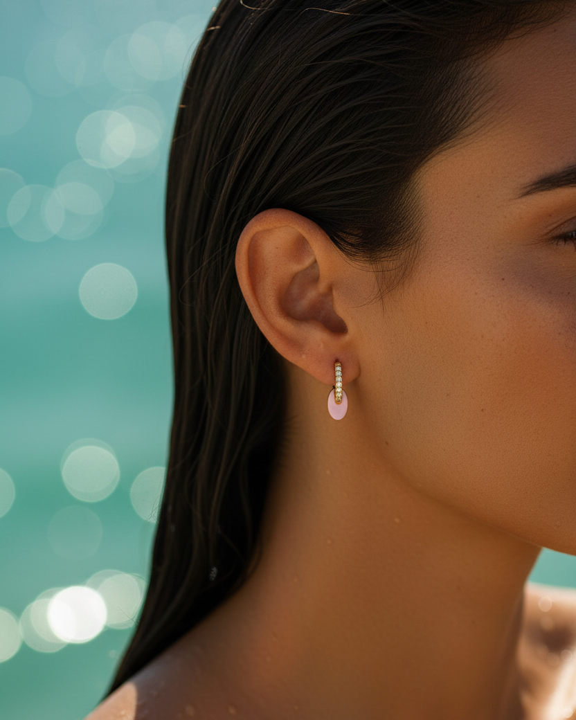 Pendientes Obelia Rosa para mujer con esmalte rosa y acabado elegante en oro amarillo.