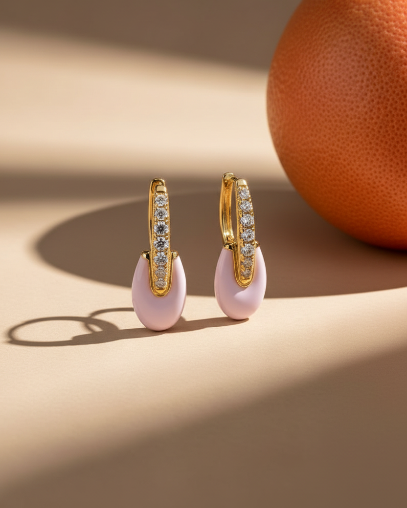 Pendientes Obelia Rosa de Sibela Studio con esmalte rosa y brillo sofisticado.