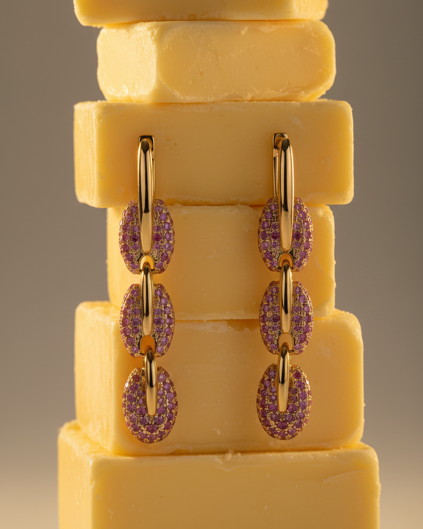 Pendientes con piedras rosas en talla circular y acabado en oro amarillo, sofisticados y luminosos.