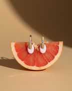 Pendientes oro y rosa con circonitas brillantes y estilo femenino.