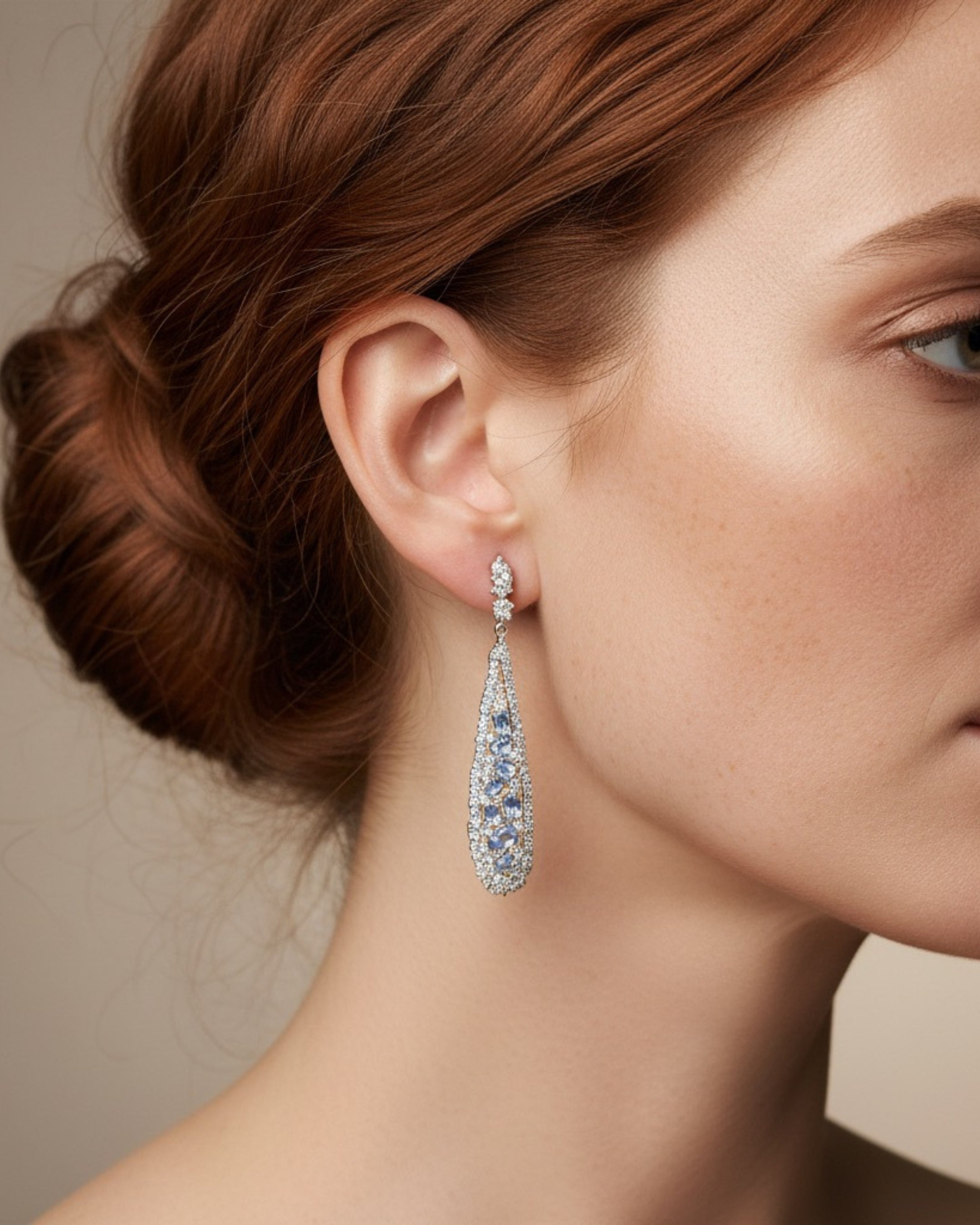 Pendientes en rodio con brillo azul aguamarina y circonitas blancas. Una joya moderna y luminosa que destaca por su equilibrio.
