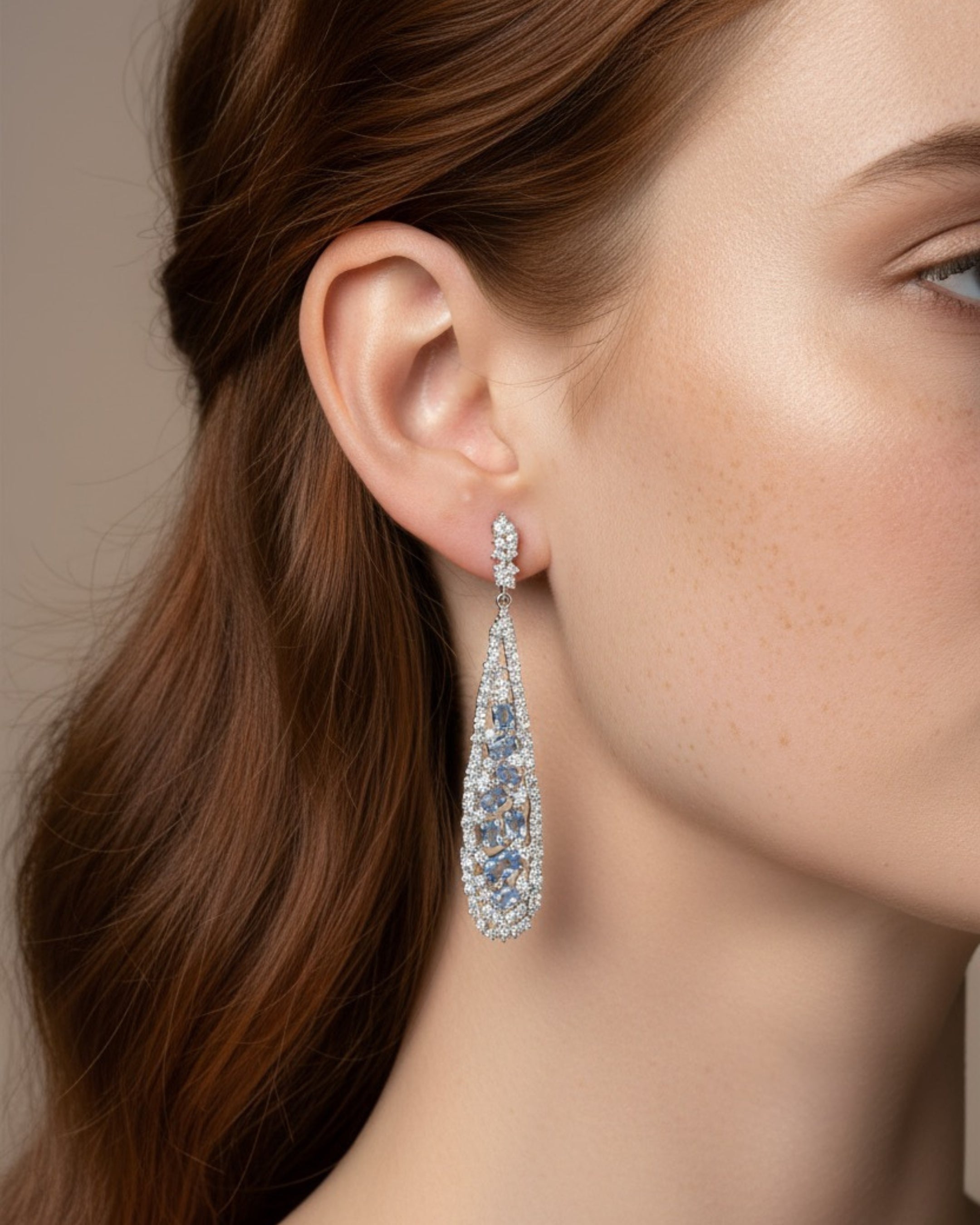 Pendientes delicados en rodio con circonitas blancas y piedra aguamarina. Una pieza luminosa y versátil perfecta para cualquier ocasión.