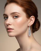 Pendientes Pacific con diseño limpio en rodio, combinando piedra aguamarina oval y circonitas blancas para un acabado brillante y refinado.