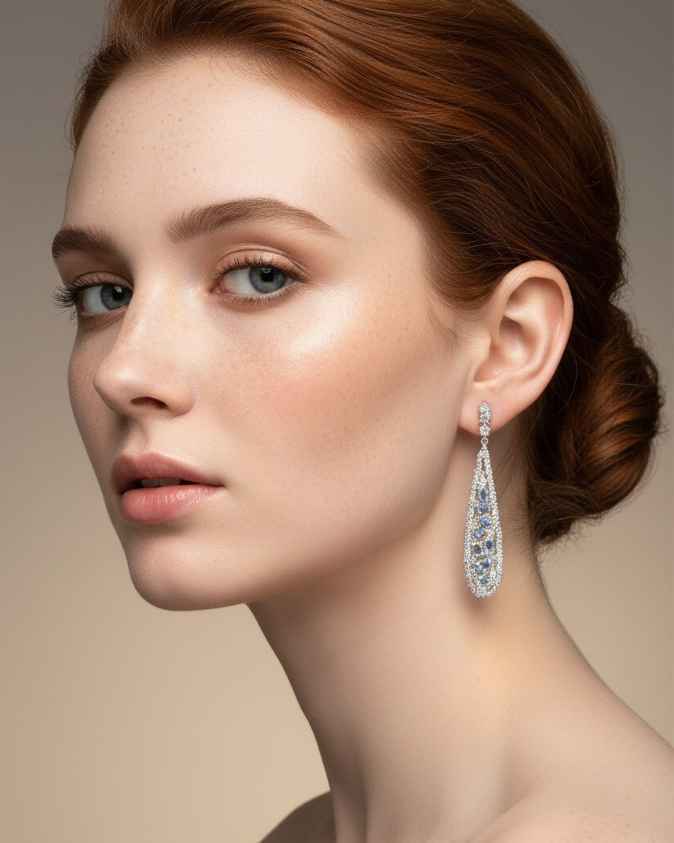 Pendientes Pacific con diseño limpio en rodio, combinando piedra aguamarina oval y circonitas blancas para un acabado brillante y refinado.