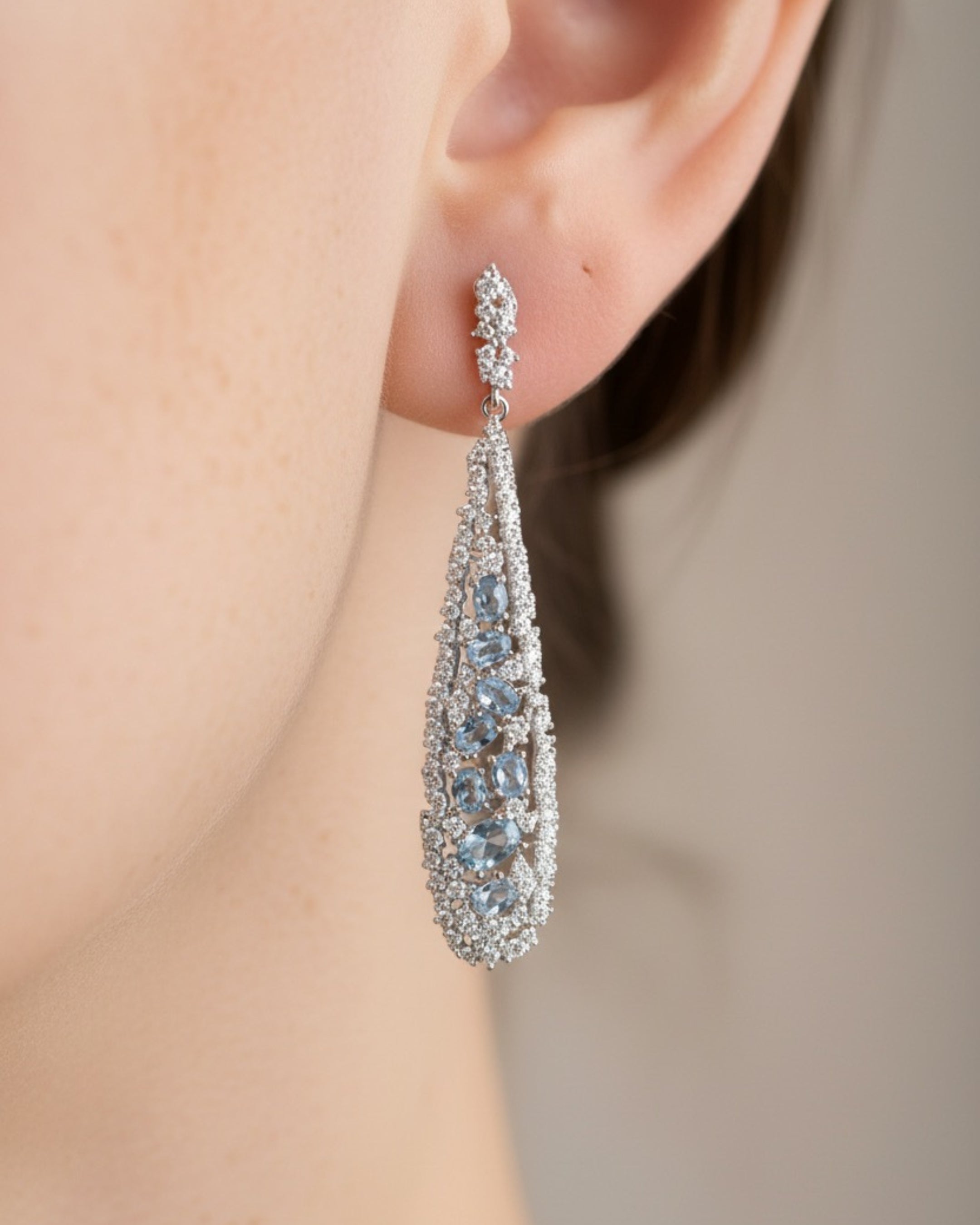 Pendientes de estilo elegante en rodio con aguamarina y circonitas. Una pieza sofisticada que realza cualquier outfit con luz natural.