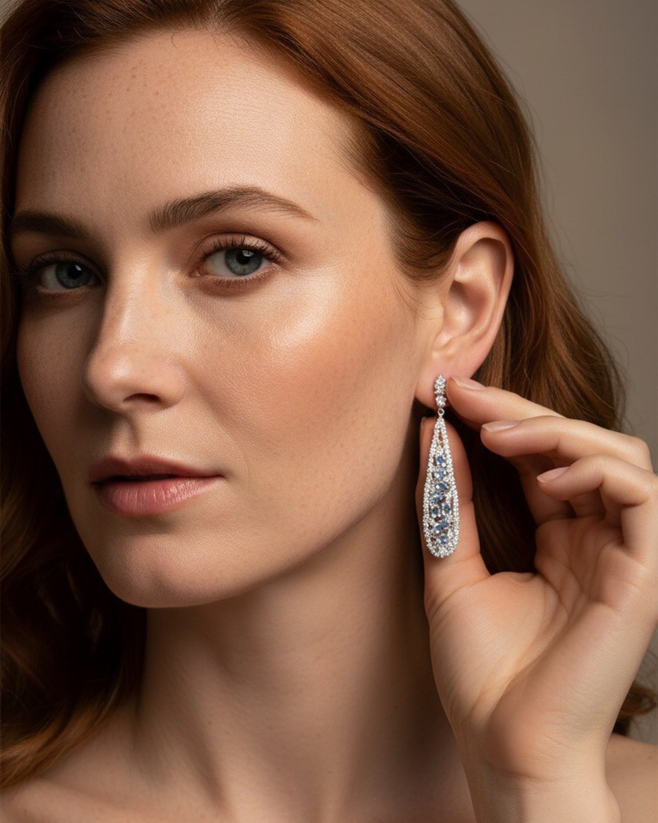 Pendientes con piedra central en talla oval y acabado en rodio. Su combinación con circonitas blancas crea un brillo suave y armonioso.