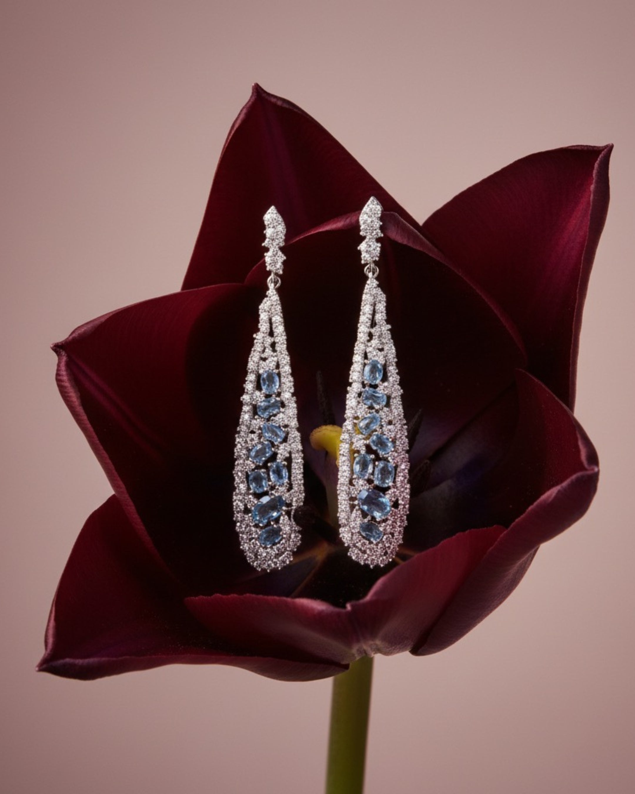 Pendientes Pacific de Sibela con piedra oval aguamarina y circonitas en rodio. Diseño minimalista y elegante para el día a día.