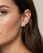 Pendientes pequeños elegantes con piedras blancas. Ideales para un estilo sofisticado sin exceso.