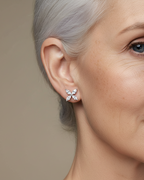 Pendientes pequeños con diseño minimalista y piedras blancas. Perfectos para el día a día.