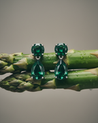 Pendientes con piedra talla pera verde y acabado brillante para un look elegante.