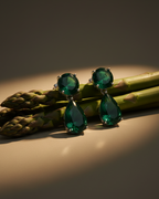 Pendientes MUSE con piedra verde en talla circular y piedra talla pera de estilo sofisticado.